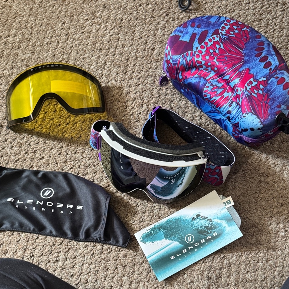Blenders Eyewear Ski Goggles Set with Butterfly Case